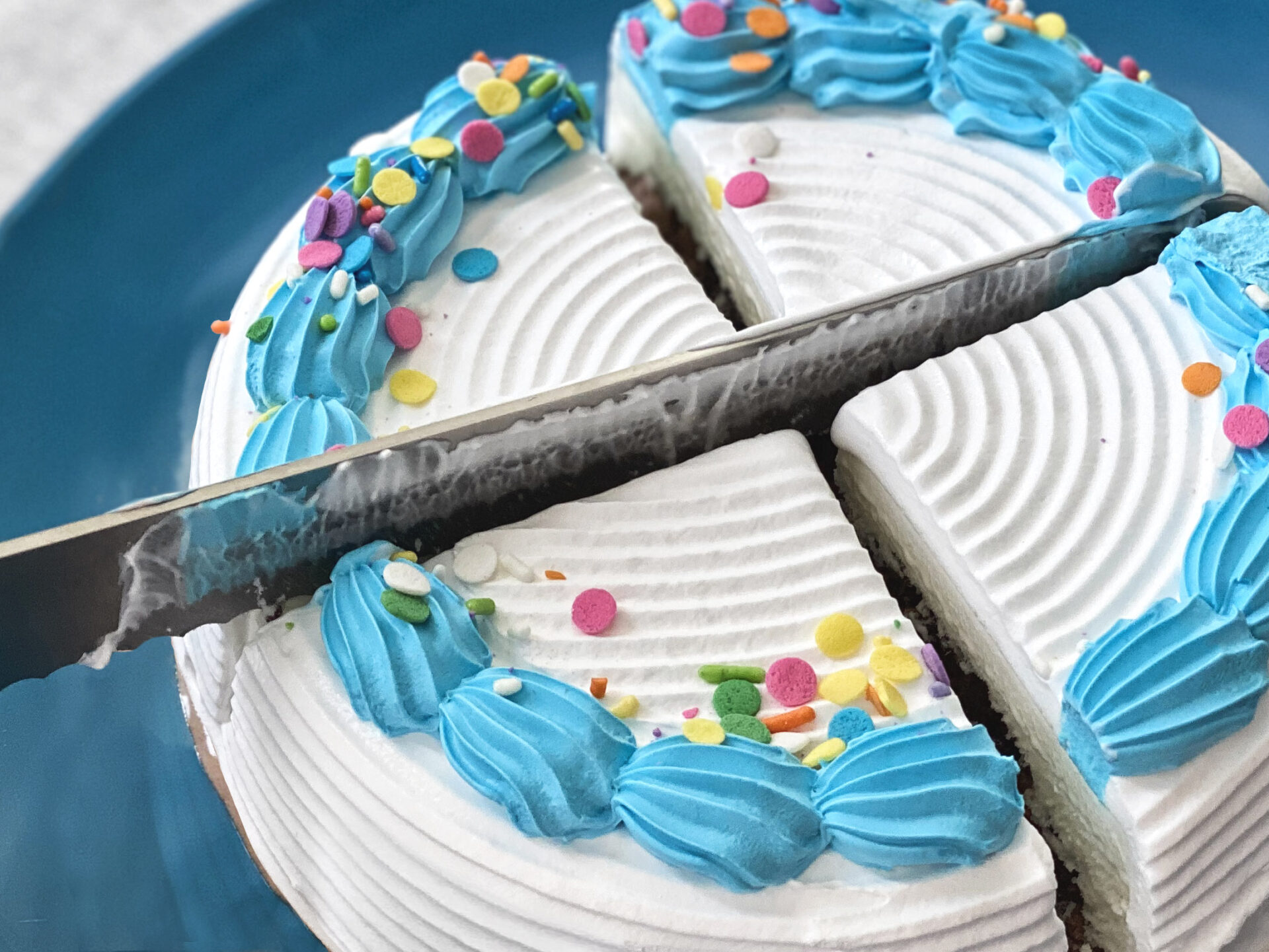 Consejos para cortar y servir correctamente un pastel de helado